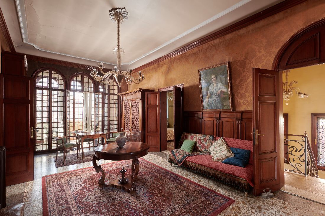 Stunning Lido Liberty villa with gardens and water gate - a 7 bedroom house for sale in Venice
