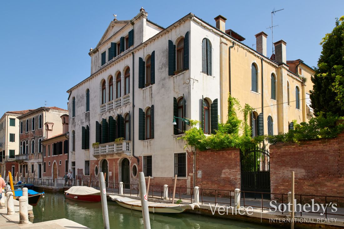 Important Piano Nobile with private gardens close to the Guggenheim - a property in Venice sold by Venice Sotheby's Realty